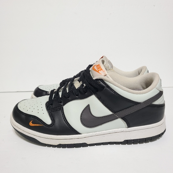 B6 Nike Dunk Low GS Size 6Y Women’s 7.5 Black Grey Mandarin FN7784 001 Swoosh - Picture 3 of 7